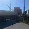 Il camion bloccato nel passaggio a livello a San Giorgio di Nogaro