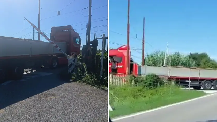 Il camion bloccato nel passaggio a livello a San Giorgio di Nogaro