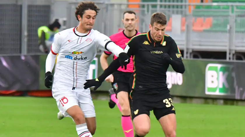 Il centrocampista sloveno Domen Crnigoj in azione con la maglia del Venezia (Foto Interpress)