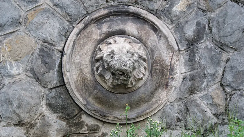Scala Bonghi con leone e alabarda al posto del fascio (fotoservizio Massimo Silvano)
