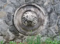 Scala Bonghi con leone e alabarda al posto del fascio (fotoservizio Massimo Silvano)