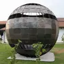 Una delle grandi sfere firmate Rotelli inserite tra le vigne del Collio (Bonaventura)