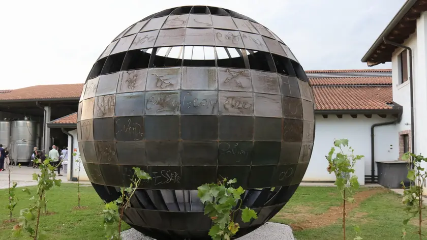 Una delle grandi sfere firmate Rotelli inserite tra le vigne del Collio (Bonaventura)