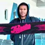 Jahmi’us Ramsey con la sciarpa di Trieste fuori dall’aeroporto di Ronchi dei Legionari
