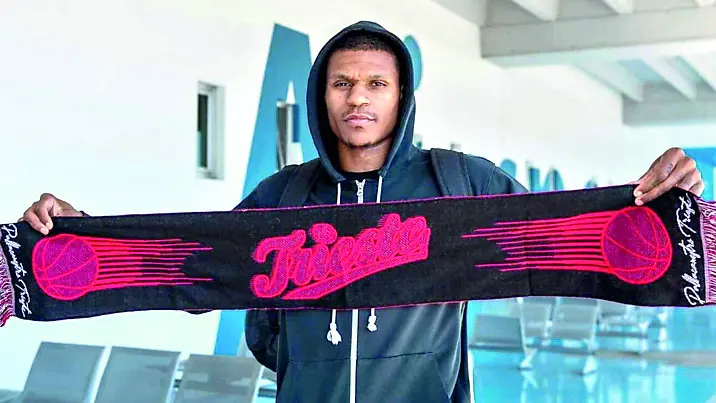 Jahmi’us Ramsey con la sciarpa di Trieste fuori dall’aeroporto di Ronchi dei Legionari