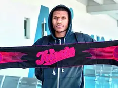 Jahmi’us Ramsey con la sciarpa di Trieste fuori dall’aeroporto di Ronchi dei Legionari