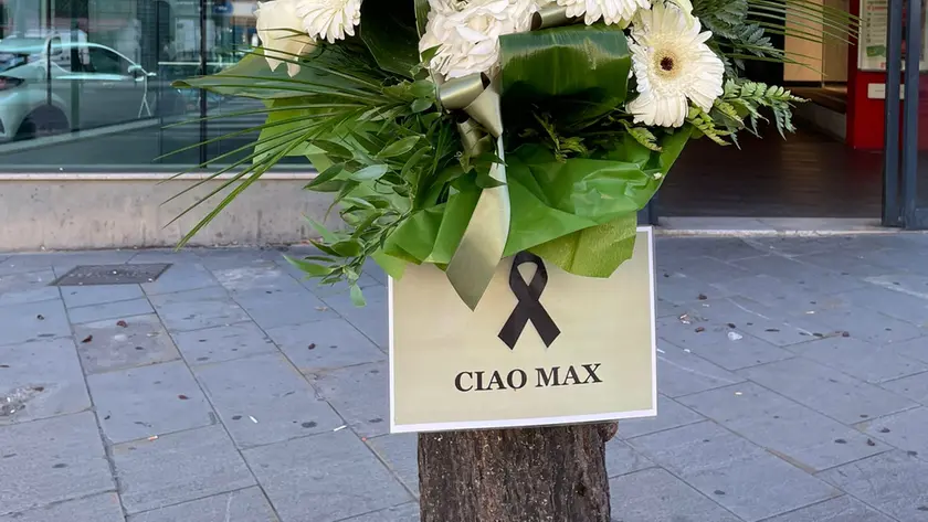 I fiori al capolinea della linea 34, in largo Barriera