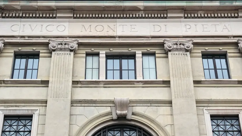 La scritta “Civico Monte di Pietà” in via Silvio Pellico (fotoservizio Massimo Silvano)