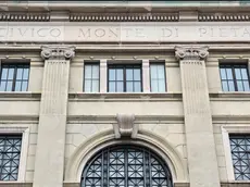 La scritta “Civico Monte di Pietà” in via Silvio Pellico (fotoservizio Massimo Silvano)
