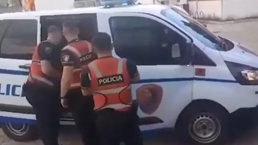 La polizia albanese esegue un arresto (foto d'archivio)