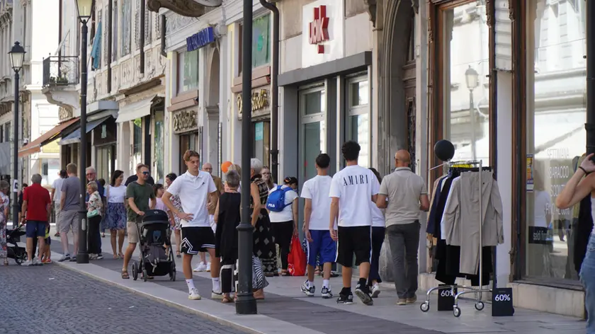Il tratto pedonale di corso Verdi affollato per l’iniziativa commerciale dello Sbaracco Foto Roberto Marega