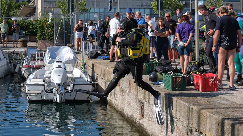 Un sub in Sacchetta si butta e risale dopo la pulizia dei fondali Foto Silvano