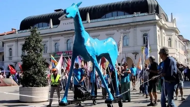 Il passaggio di Marco Cavallo davanti al teatro di Gradisca
