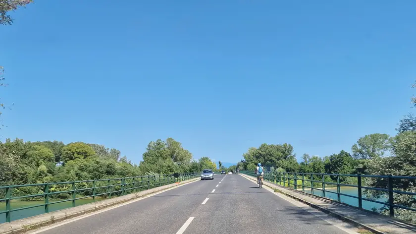 Il ponte sull’Isonzo lungo l’ex Sp 19 per Grado. Foto Bonaventura