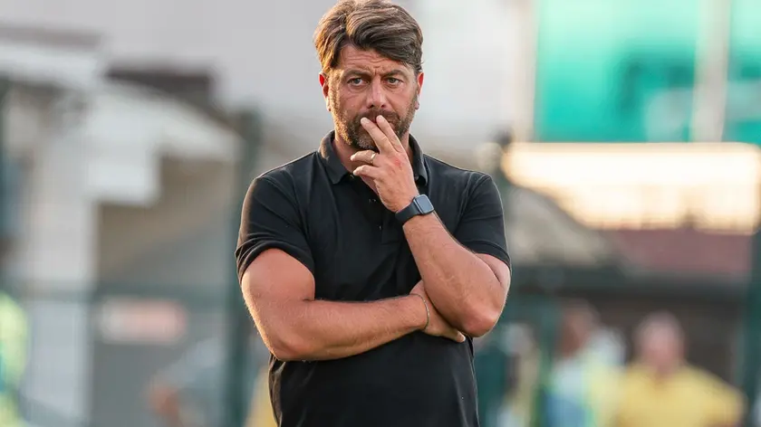 L’espressione pensierosa dell’allenatore della Triestina Giuseppe Marino. Foto Lasorte