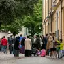 Bambini e genitori nel piazzale davanti all’ingresso della scuola primaria Duca d’Aosta