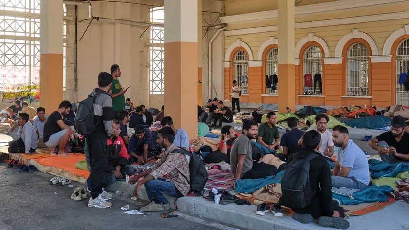I migranti accampati in largo Santos (Silvano)