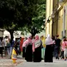Mamme bengalesi davanti all’ingresso della scuola Duca d’Aosta. Foto Bonaventura