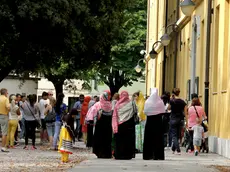 Mamme bengalesi davanti all’ingresso della scuola Duca d’Aosta. Foto Bonaventura