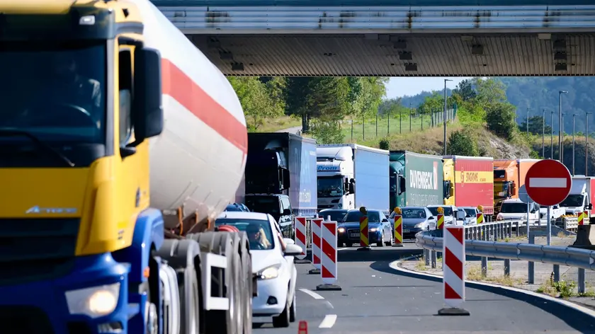Traffico e code lunedì mattina, 8 settembre, a Fernetti. Foto Lasorte