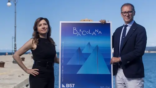 Cristina Scocchia, ad di illycaffè, e Mitja Gialuz, presidente regata Barcolana, mostrano il poster Barcolana 2025