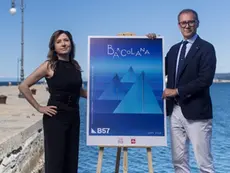 Cristina Scocchia, ad di illycaffè, e Mitja Gialuz, presidente regata Barcolana, mostrano il poster Barcolana 2025