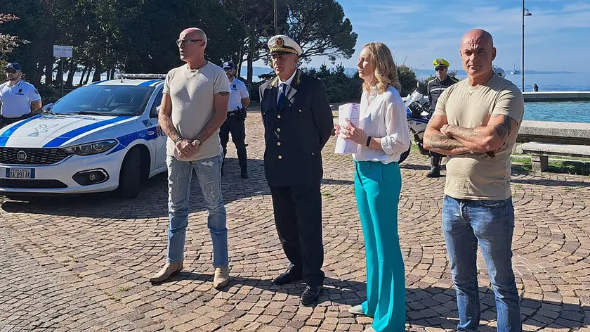 Il comandante Milocchi e l’assessore de Gavardo fra i consiglieri comunali Tremul e Cinquepalmi Foto Silvano