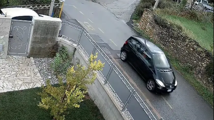La vettura pirata, ripresa da una telecamera della zona