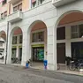 Il tratto di piazza Matteotti dov'è caduto il vaso