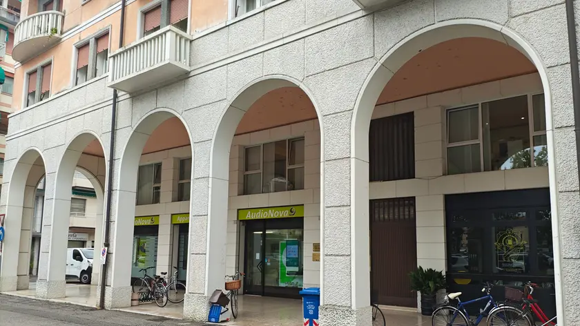Il tratto di piazza Matteotti dov'è caduto il vaso