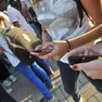 Giovani con lo smartphone: l’uso del cellulare a scuola è vietato