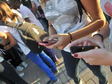 Giovani con lo smartphone: l’uso del cellulare a scuola è vietato