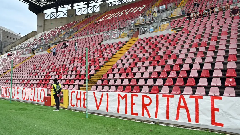Lo striscione in curva nella partita contro il Lecco dello scorso 30 agosto (Bruni)