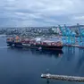 L'attracco della porta-container al porto di Fiume