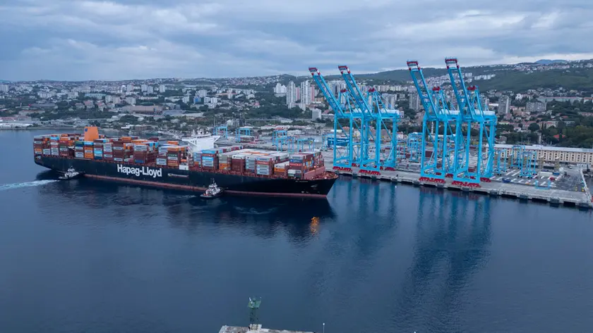 L'attracco della porta-container al porto di Fiume