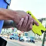 Un militare dell’Arma con un taser