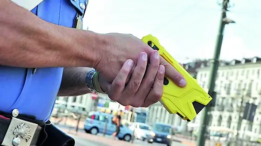 Un militare dell’Arma con un taser