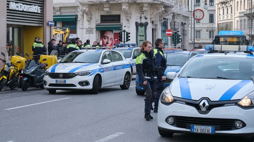 I controlli della Polizia locale in piazza Goldoni (Silvano)