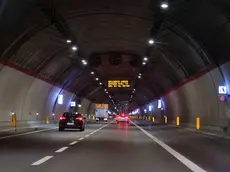 L’avviso della chiusura della galleria Carso verso Trieste, ora tocca in direzione Venezia Foto Silvano