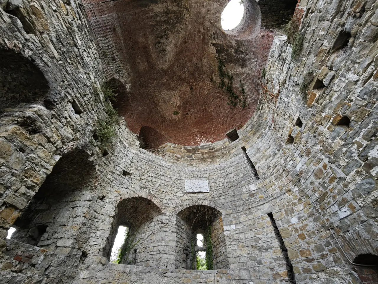 All’interno delle mura di Tor Cucherna (Lasorte)