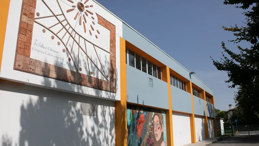 L'esterno della scuola Randaccio, appena inaugurata (Bonaventura)