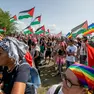 Bandiere palestinesi e vessilli della pace sventolati dai partecipanti al corteo organizzato a Ronchi dei Legionari contro la Leonardo (Bonaventura)