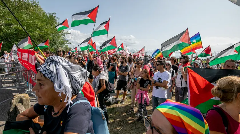 Bandiere palestinesi e vessilli della pace sventolati dai partecipanti al corteo organizzato a Ronchi dei Legionari contro la Leonardo (Bonaventura)