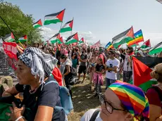 Bandiere palestinesi e vessilli della pace sventolati dai partecipanti al corteo organizzato a Ronchi dei Legionari contro la Leonardo (Bonaventura)