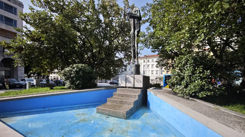 La fontana di piazza Oberdan e la statua di Mascherini (Lasorte)