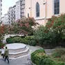 Il basamento nell’area verde di piazza Tra i Rivi accanto alla chiesa di Roiano (Foto Massimo Silvano)