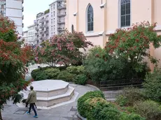 Il basamento nell’area verde di piazza Tra i Rivi accanto alla chiesa di Roiano (Foto Massimo Silvano)