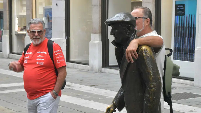 La statua di Saba ancora senza la sua pipa rubata da un vandalo (Bruni)