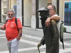 La statua di Saba ancora senza la sua pipa rubata da un vandalo (Bruni)