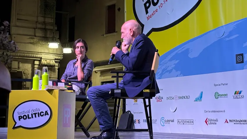 La giornalista Cecilia Sala con Marino Sinibaldi al Festival della Politica